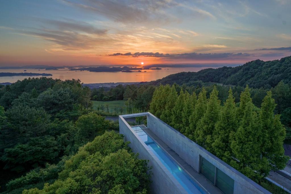 SETOUCHI RETREAT by Onko Chishin Review - Key Points