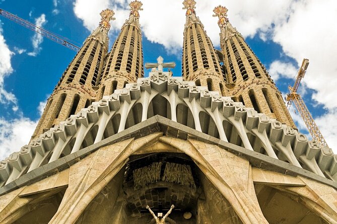 2 Days Tour - Gaudi & Sagrada Familia + Montserrat & Vineyards
