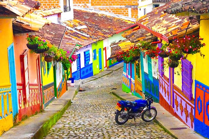 Antioquia Full Day: Stone of El Peñol, Guatapé and the Reservoir
