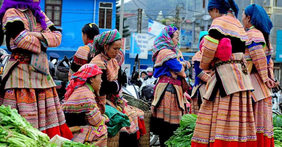 Bac Ha Sun Day Market Group Tour