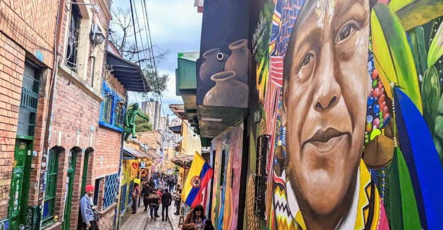 Bogotá: City Centre & Old Town La Candelaria Selfguided Walk