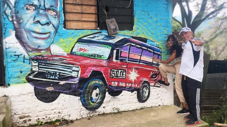 Cali: Walking Tour of the 11 Neighborhoods of Commune 20