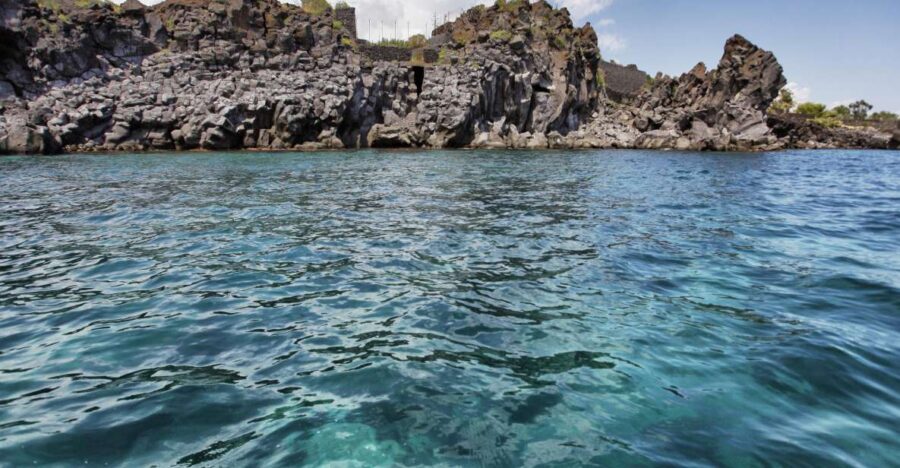 Catania: Full-Day Boat Trip to Acitrezza With Lunch