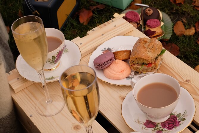 Champagne Picnic Hamper for 2 With Retro Bicycles Manchester