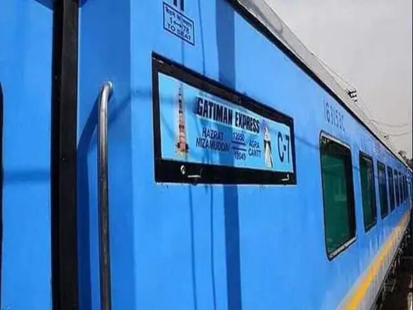 From Delhi: Sunrise Taj Mahal and Agra Tour by Express Train