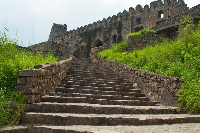 Ful-Day Tour: Golconda Fort, Qutub Shahi Tombs and Iconic Salarjung Museum - Exploring Golconda Forts Architectural Marvels