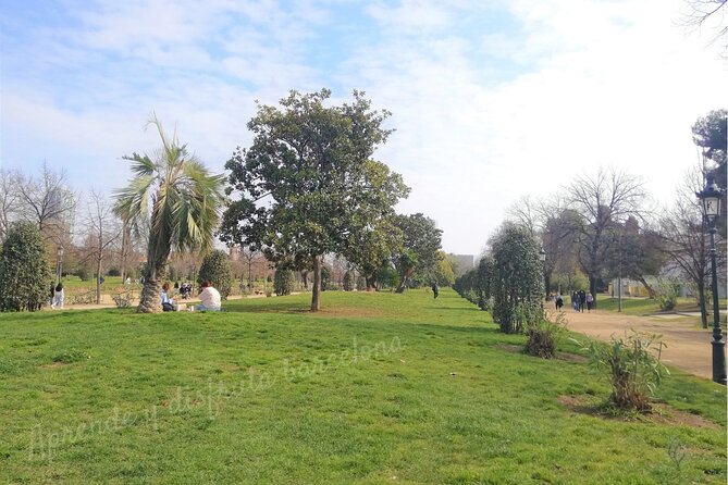 Guided Tour Ciutadella Park Nature, Triumphal Arch and Gaudí in Barcelona.