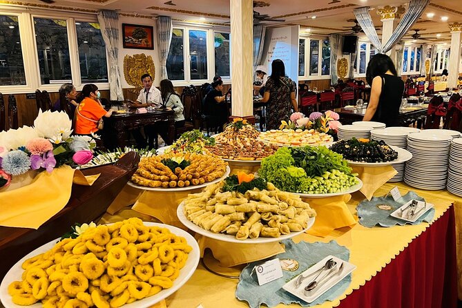 Ho Chi Minh City: Saigon River Dinner Cruise With Live Music - Meeting and Pickup