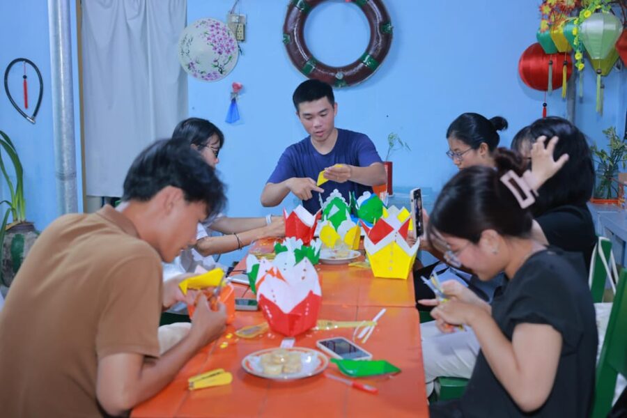 Hoi An: Lantern Boat Trip & Flower Lantern Making Class.