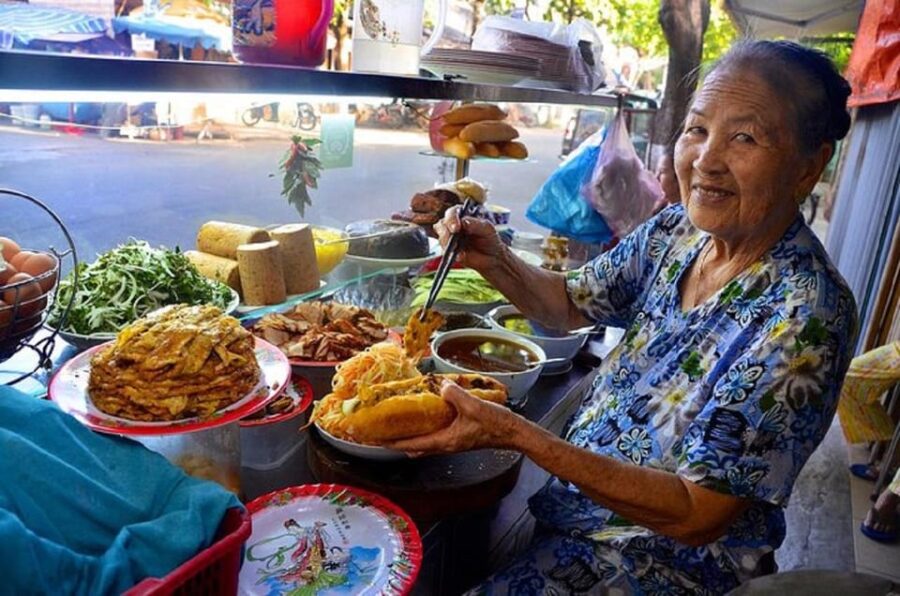 Hoi An Walking Street Food Tour by Local Guide