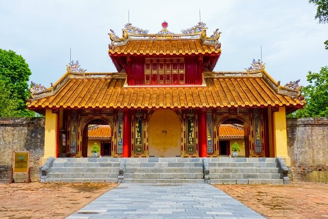 Hue Dragon Boat Tour: Hon Chen Palace, Royal Tombs, Pagoda