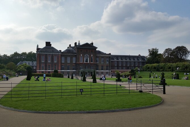 Hyde Park and Kensington Gardens: A Self-Guided Audio Tour
