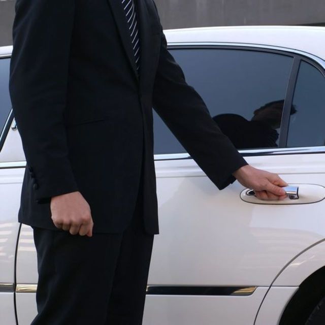 Jaipur: Airport Pic-Up Service by Private Car.