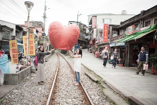 Keelung Shore: Northern Coast Tour (English Licensed Guide)
