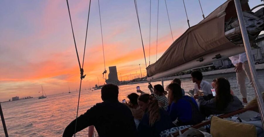 Lisbon: Sunset Boat Cruise Tour With Drinks