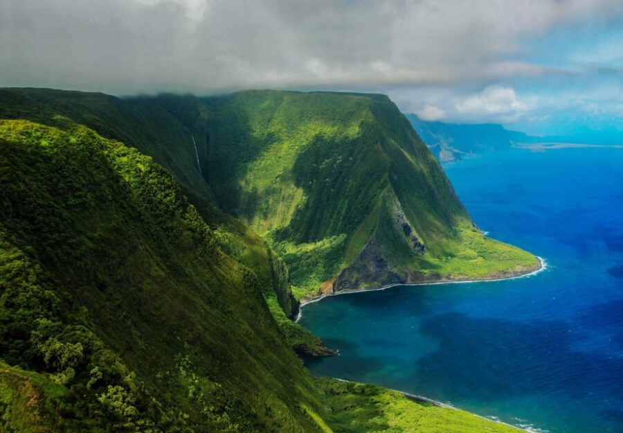 Maui: Waterfalls of West Maui and Molokai Helicopter Tour