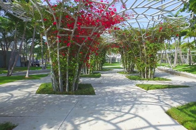 Miami Beach: Transcending Mall - Meeting Point and Parking