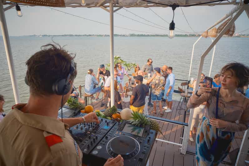 Phnom Penh: Sunset Cruise Tour Enjoy and Relaxing