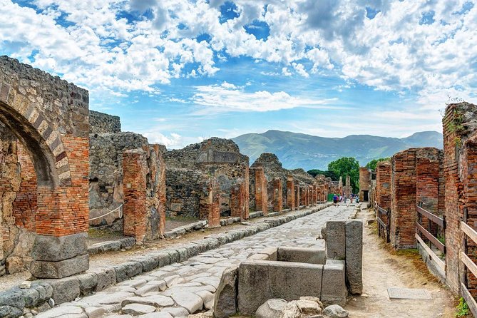 Pompeii Walking Tour With Guide and Ticket