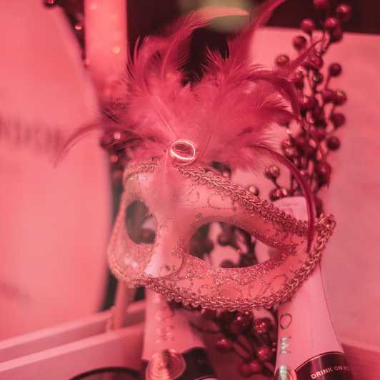 Porto: Cabaret & Pole Shows, Offer a Glass of Champagne