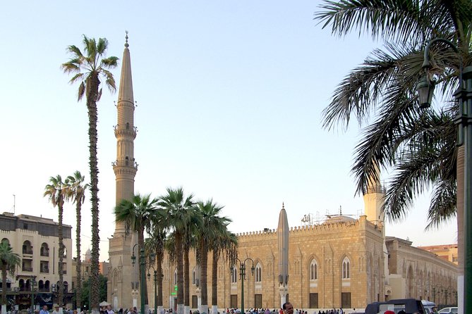 Private Guided Day Tour to the Giza Pyramids, Egyptian Museum, and Al-Hussein Mosque in Cairo