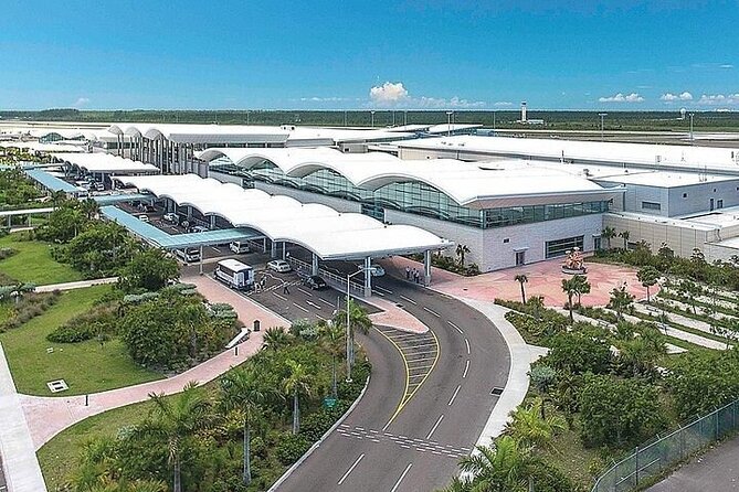 Private Roundtrip Sedan Airport Transfer to Downtown Nassau