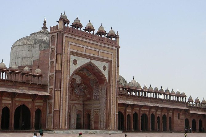 Private Transfer Agra to Jaipur via Fatehpur Sikri.
