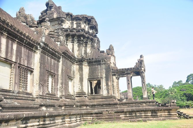 Private TUK-TUK Tour: Angkor Wat + Lady Temple