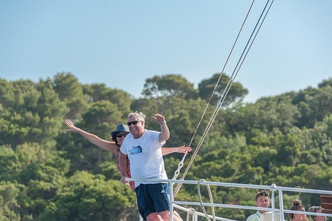 Rent a Traditional Wooden Boat (64 Pax)