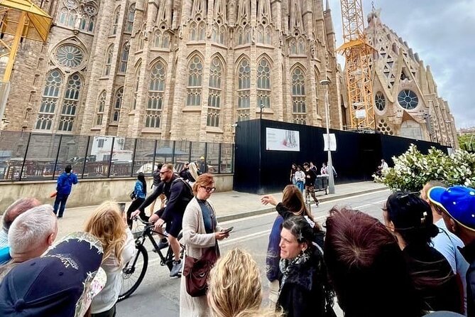 Sagrada Familia and Casa Mila Walking Tour With Cava and 2 Tapas