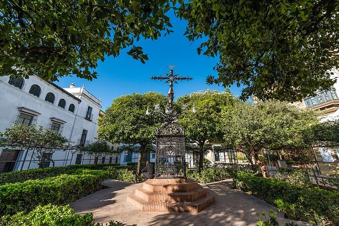 Santa Cruz Evening Walking Tour in Seville Including Tapas and Drinks