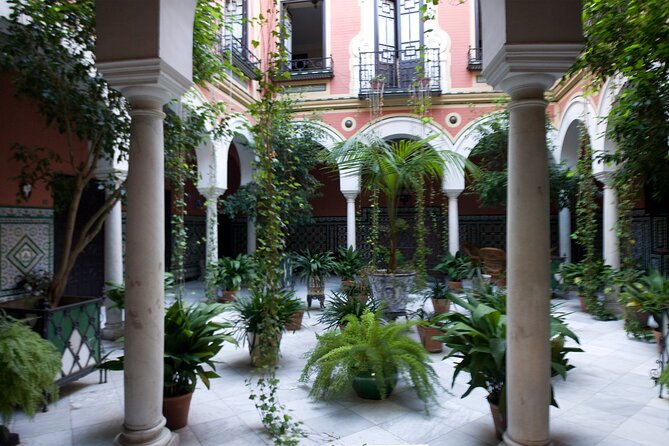 Santa Cruz Quarter and Alcazar Guided Day Tour in Seville