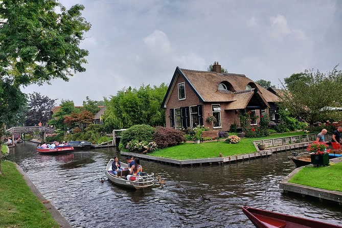 Small-Group Tour to Windmills & Giethoorn With Boat Tour