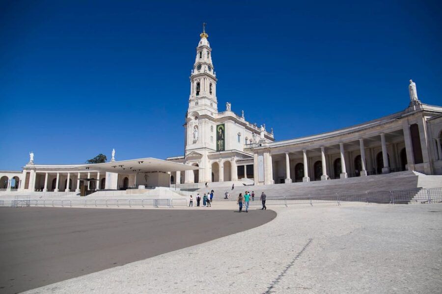 SPECIAL Tour to Fátima, Nazaré and Óbidos (Full Day) VAN