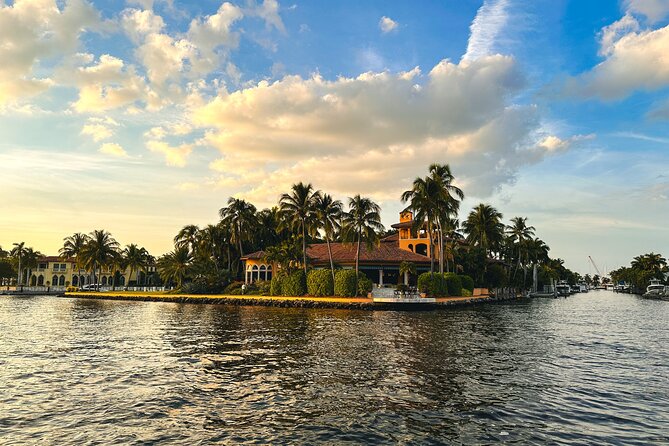 Sunset Boat Tour Through Fort Lauderdale - Onboard Amenities and Experiences