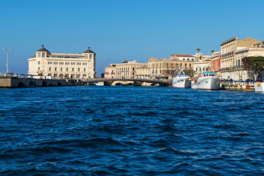 Syracuse: Ortigia Island Boat Tour With Lunch and Wine