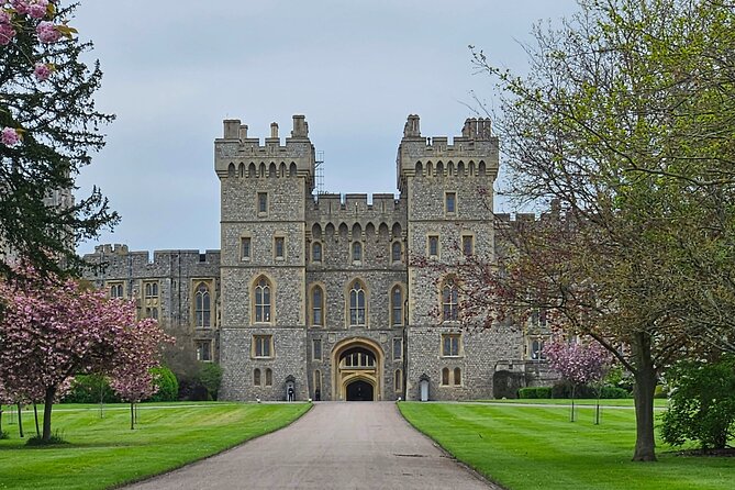 Transfer From Southampton to Heathrow via Stonehenge and Windsor