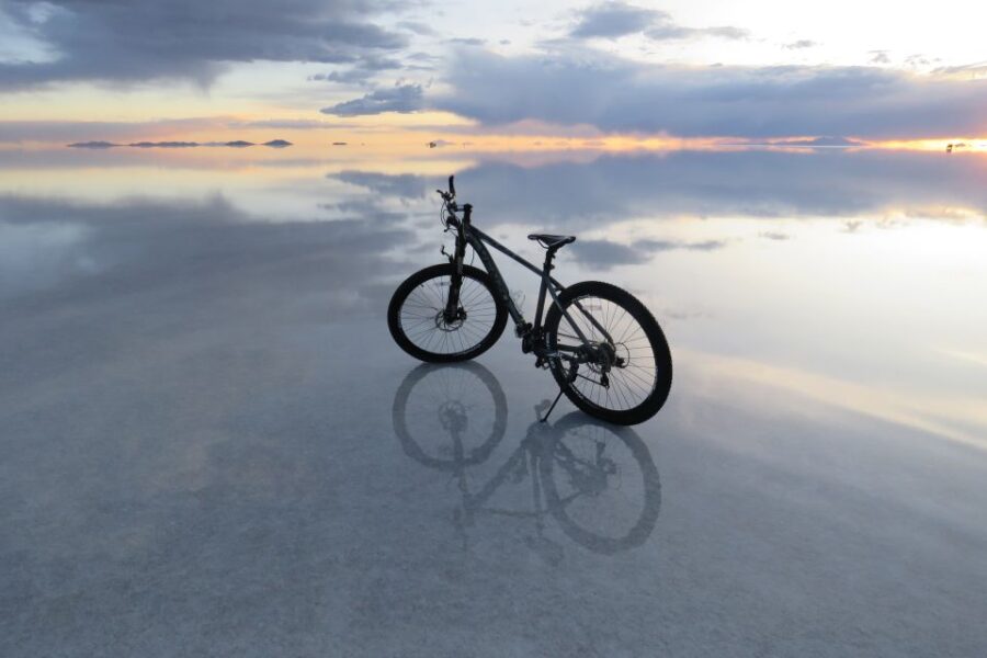 Uyuni: Guided Bicycle Tour of Uyuni Salt Flat With Lunch - Experience Highlights