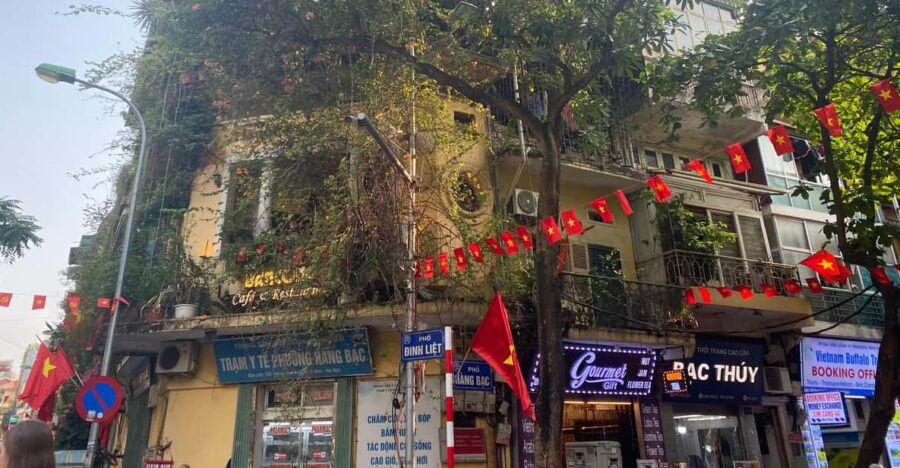 Hanoi: Walking Culturistic Tour With Snacks