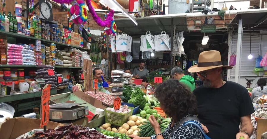 Private Market Food Tour and Architecture Sightseeing