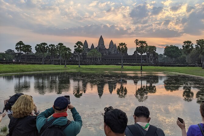 Private Sunrise Angkor Small Tour