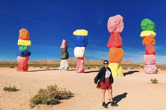 Seven Magic Mountains and Las Vegas Sign Tour in Spanish