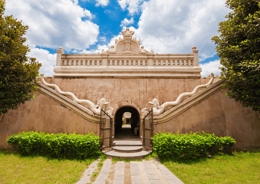 Yogyakarta: Sultan Palace, Water Castle & Prambanan Day Tour