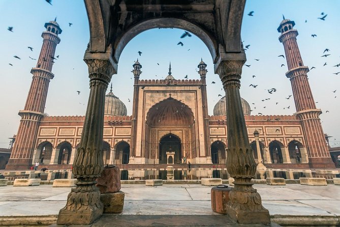 6 Hours: Delhi Temples and Spiritual Sites Tour