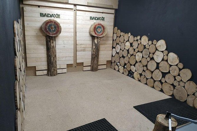 AXE Throwing With Your Friends in BAD AXE Kraków