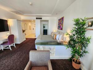 Deluxe Private Apartment and Studio - Ocean Views - Property Overview and Location