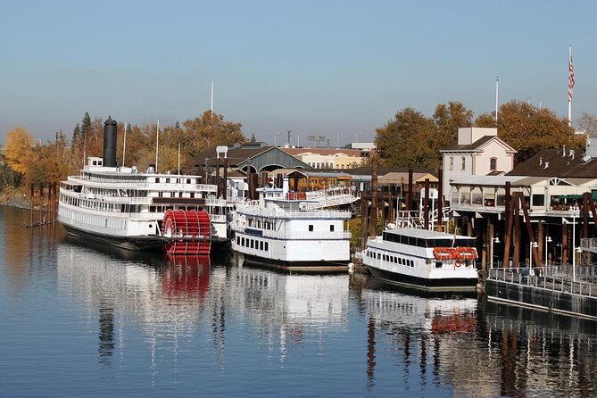 Festive Ornaments and Sparkling Delights Tour in Sacramento