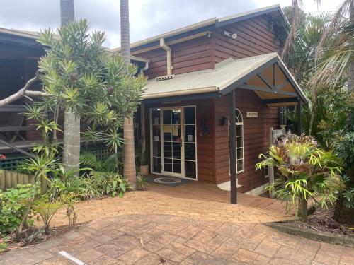 Oasis Inn Ulladulla - Welcoming Guests 18 Years and Older - Location and Rating