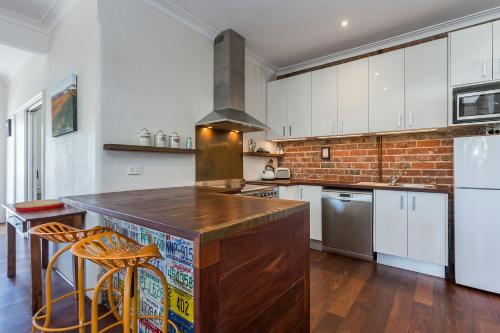 UrbanStyle Claremont Apartment - Executive Escapes - Location and Neighborhood