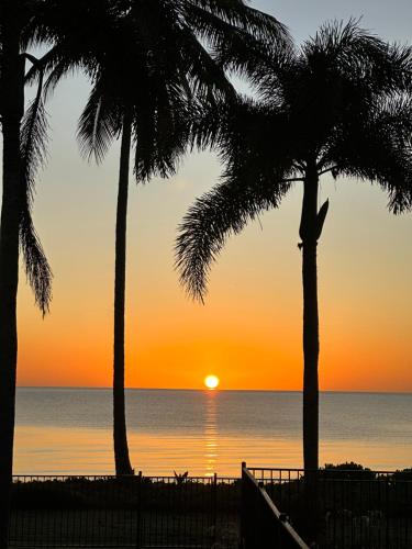 ABSOLUTE BEACHFRONT BLISS - NEWELL BEACH - 10 Metres to the Ocean - Beachfront Luxury